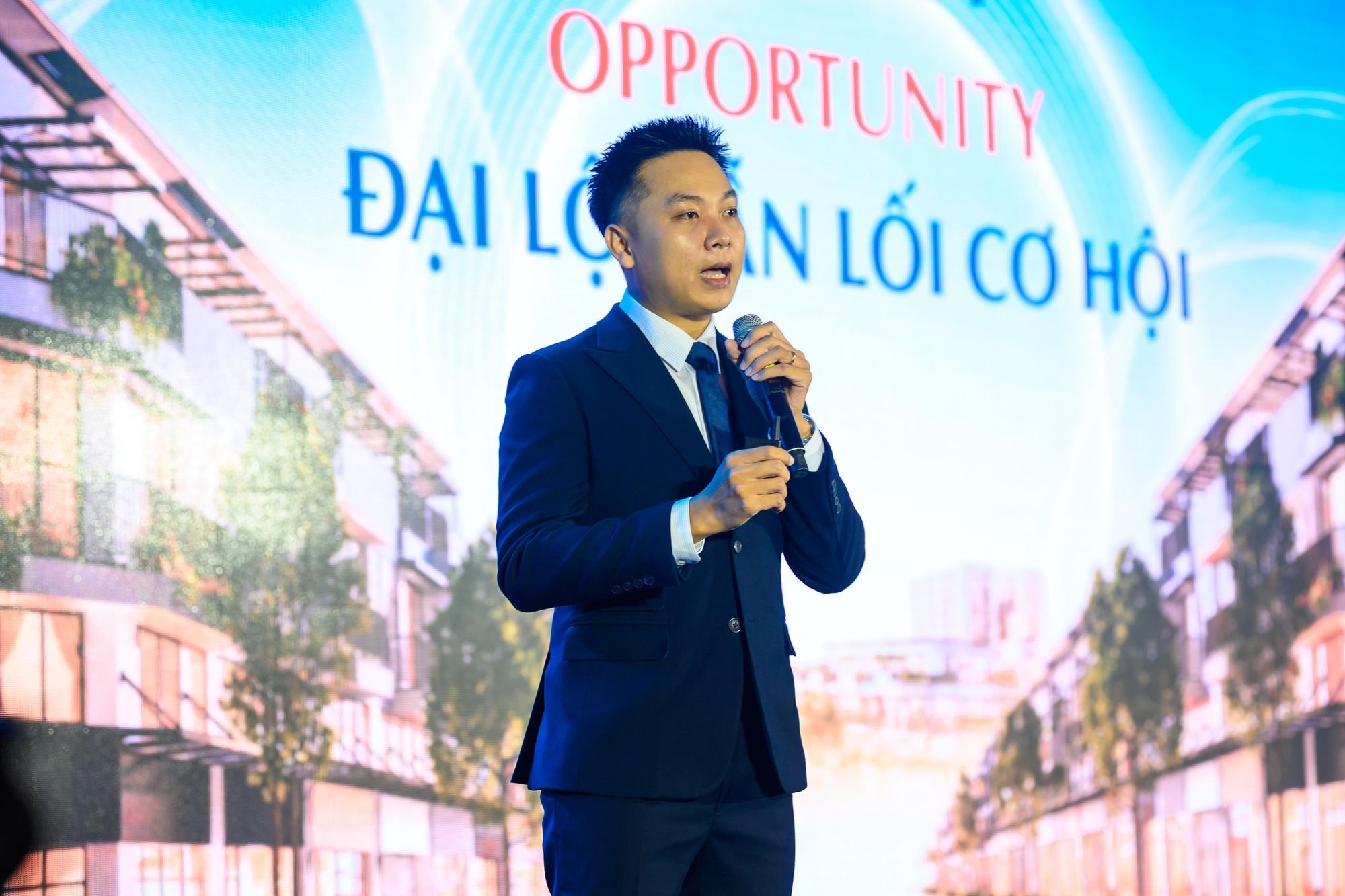  Ông Đặng Hữu Phát, Giám đốc Kinh doanh Nam Long Mekong, phát biểu tại lễ ra mắt sản phẩm mới. 