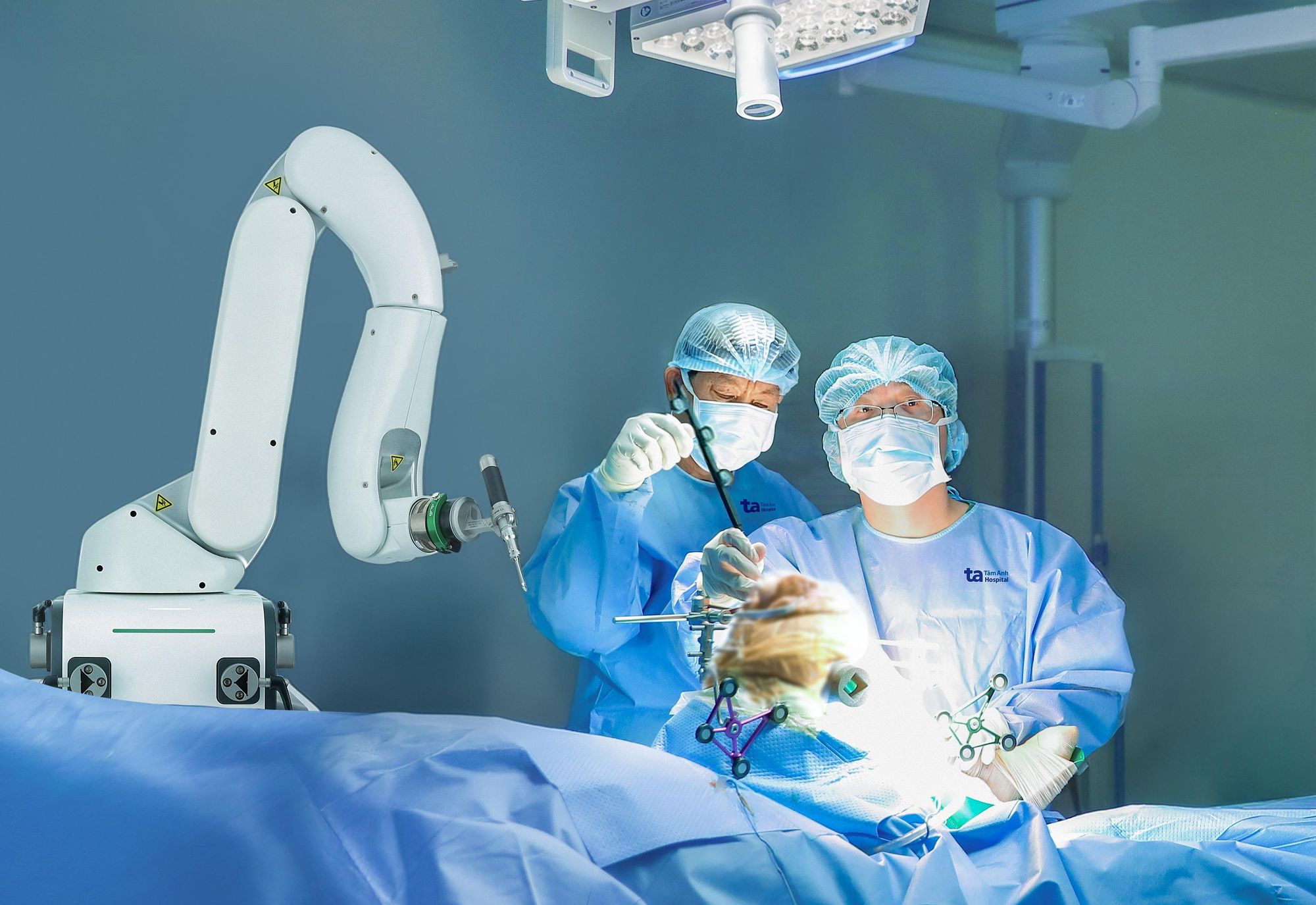  Bác sĩ Tâm Anh đang phẫu thuật thay khớp bằng robot AI CUVIS-Joint cho người bệnh. Ảnh: Bệnh viện Đa khoa Tâm Anh. 