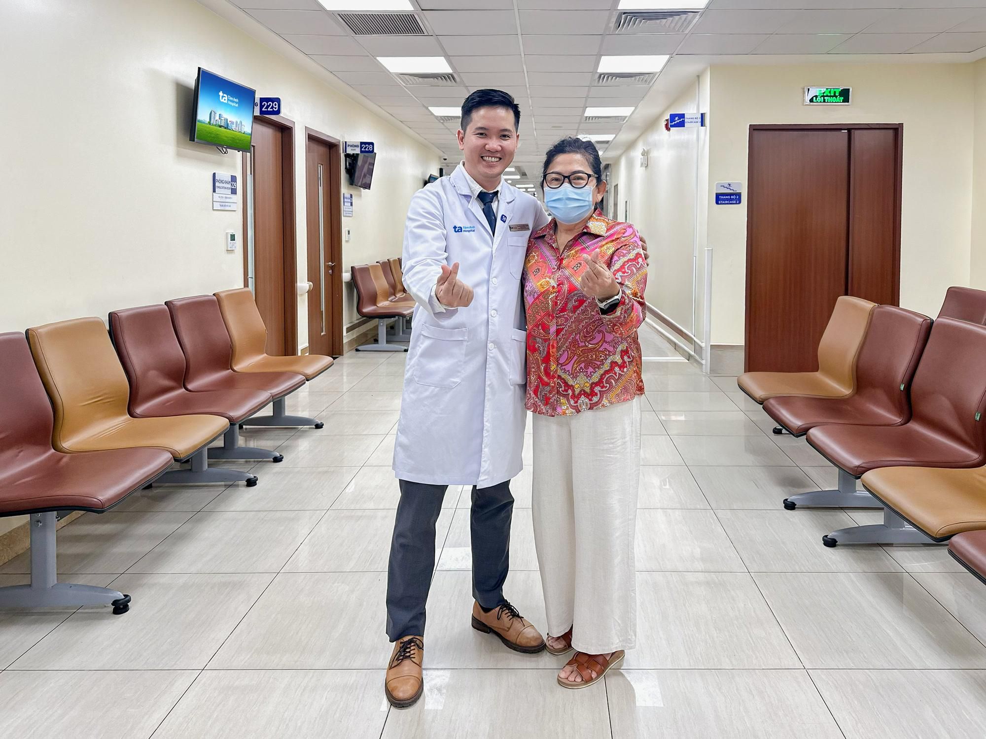  Bà Sreing (66 tuổi, quốc tịch Campuchia) là một trong hơn 100 ca đầu tiên được thay khớp gối bằng robot AI. Khi tái khám, bệnh nhân gửi lời cảm ơn bác sĩ Tâm Anh vì giúp bà chấm dứt nhiều năm uống thuốc giảm đau. Ảnh: Bệnh viện Đa khoa Tâm Anh. 