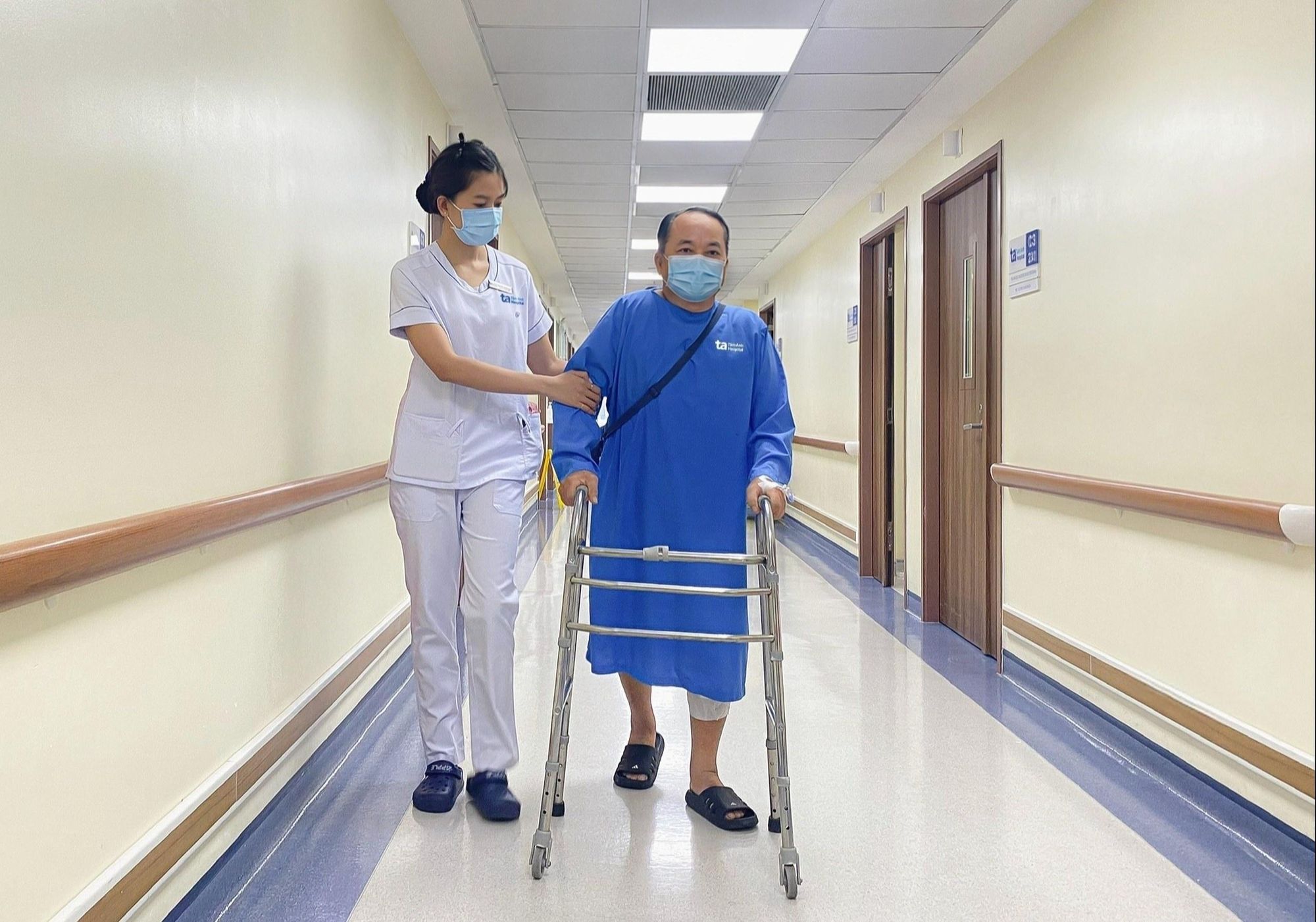 Ông Cho Young Jean (ảnh trên, phải) chúc mừng Thầy thuốc ưu tú, tiến sĩ, bác sĩ chuyên khoa II Lê Văn Tuấn cùng các bác sĩ Bệnh viện Tâm Anh, khi vượt mốc 100 ca thay khớp bằng robot thế hệ mới AI CUVIS-Joint. Ảnh: Bệnh viện Đa khoa Tâm Anh.