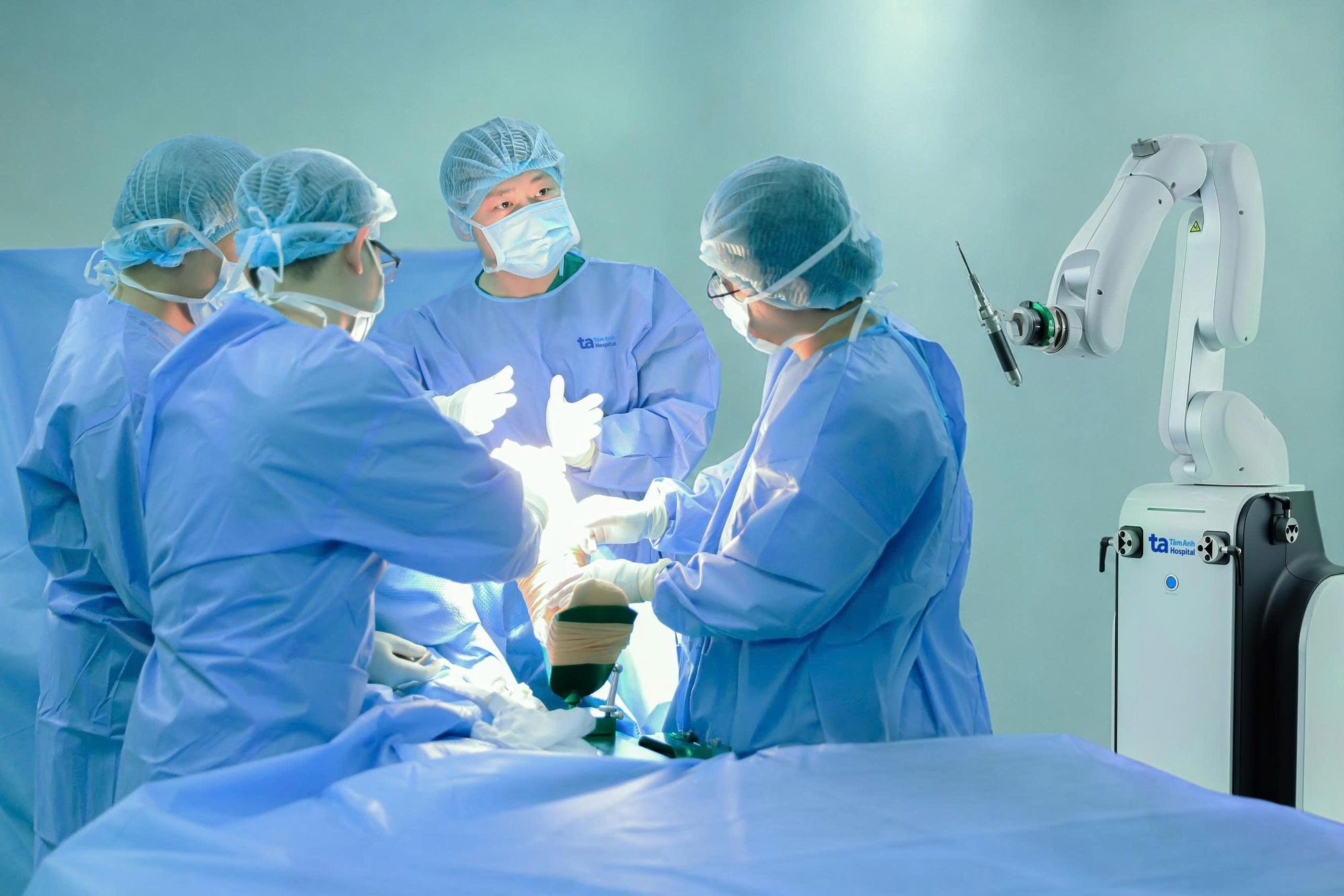 Bác sĩ Bệnh viện Tâm Anh tham gia khóa đào tạo chuyên sâu phẫu thuật thay khớp bằng robot AI CUVIS-Joint tại Hàn Quốc và không ngừng đào tạo, chuyển giao. Ảnh: Bệnh viện Đa khoa Tâm Anh.