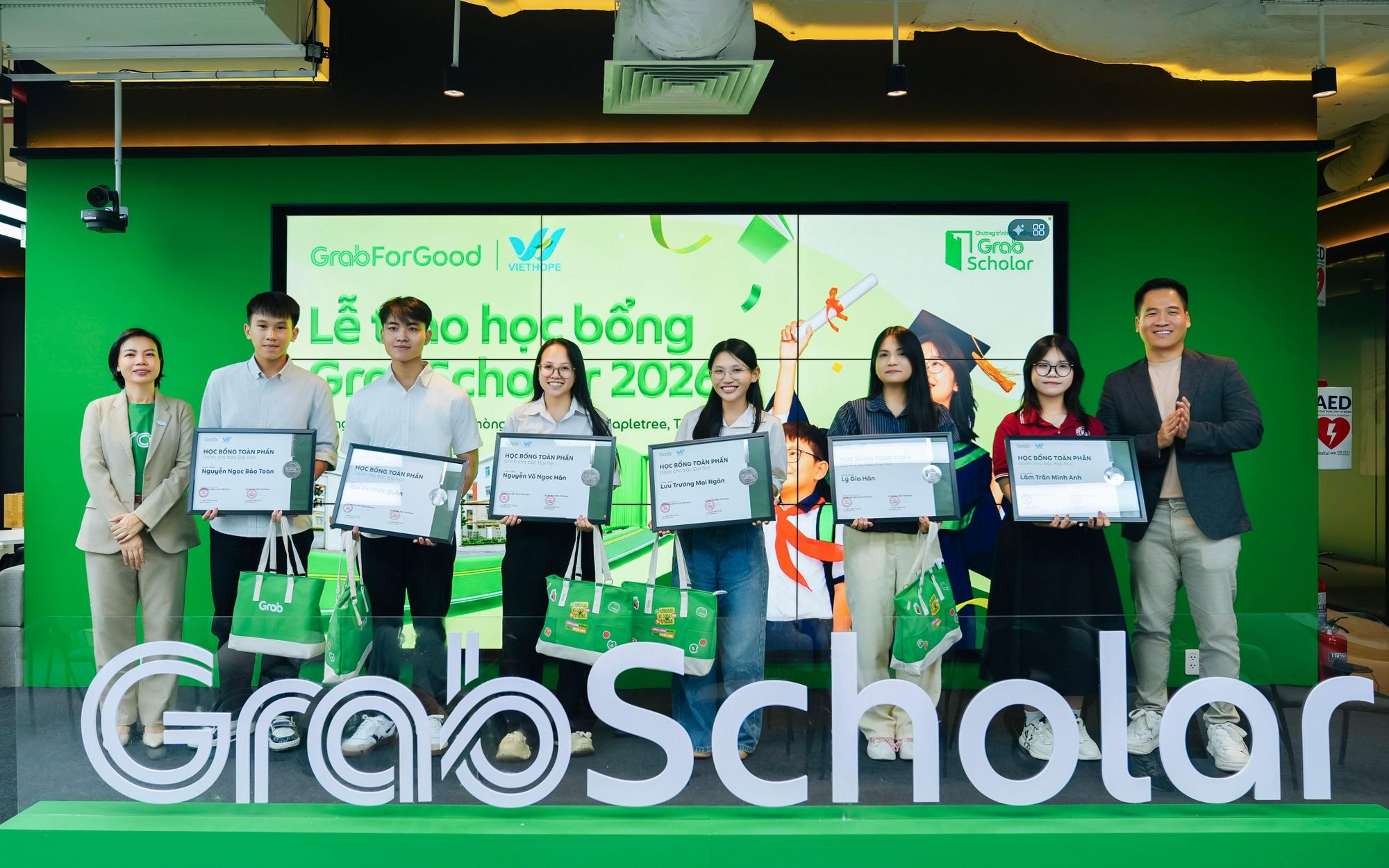  6 tân sinh viên nhận học bổng toàn phần từ GrabScholar. 