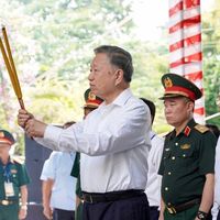 Tổng Bí thư, Chủ tịch nước Tô Lâm dâng hoa, dâng hương tưởng niệm Anh hùng liệt sĩ tại công viên Lê Thị Riêng