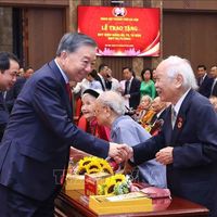 Tổng Bí thư, Chủ tịch nước Tô Lâm dự Lễ trao tặng Huy hiệu Đảng tại Đảng bộ thành phố Hà Nội