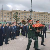 Tổng Bí thư, Chủ tịch nước Tô Lâm đặt hoa tại Tượng đài Chủ tịch Hồ Chí Minh và Đài tưởng niệm Liệt sĩ Vô danh (LB Nga)