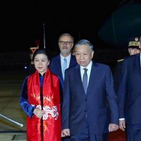 Tổng Bí thư, Chủ tịch nước Tô Lâm và phu nhân đến Paris, bắt đầu thăm Pháp