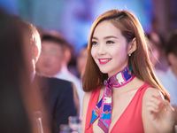 Minh Hằng khoe khéo vòng một sexy với váy hồng rực