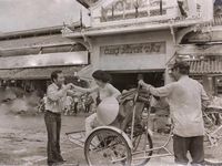 Ảnh cưới hoài cổ tái hiện Sài Gòn những năm 80