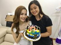 Chưa đến tuổi mới, Minh Hằng đã sung sướng nhận tới 5 cái bánh sinh nhật