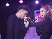 Trịnh Thăng Bình công khai khóa môi Minh Hằng trên sân khấu