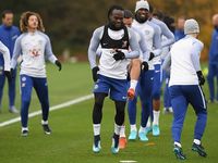 Conte căng thẳng, học trò cười hớn hở trước đại chiến với Liverpool