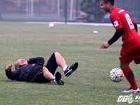Bị học trò 'xâu kim', HLV Park Hang Seo ngã lăn ra sân