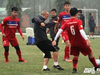 Bị học trò 'xâu kim', HLV Park Hang Seo ngã lăn ra sân