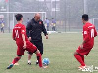 Bị học trò 'xâu kim', HLV Park Hang Seo ngã lăn ra sân