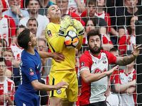 Giroud 'làm xiếc', Conte hẹn hò Mourinho ở chung kết FA Cup