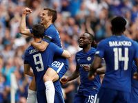Giroud 'làm xiếc', Conte hẹn hò Mourinho ở chung kết FA Cup