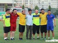 HLV Park Hang Seo 'hồi xuân' cực dễ thương, khoe kỹ năng đá bóng như thời trẻ