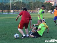 HLV Park Hang Seo 'hồi xuân' cực dễ thương, khoe kỹ năng đá bóng như thời trẻ