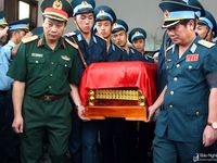 Đồng đội, người thân nghẹn ngào tiễn đưa 2 phi công hy sinh trong vụ rơi máy bay ở Nghệ An