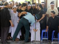 Đồng đội, người thân nghẹn ngào tiễn đưa 2 phi công hy sinh trong vụ rơi máy bay ở Nghệ An