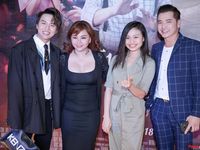 Miu Lê phút trước sang chảnh, phút sau lầy lội, ngồi bệt xuống đất để xem phim kinh dị 'Cương Thi Biến' của Duy Khánh