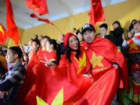CĐV Hà Nội đội mưa 'tiếp lửa' cho tuyển Việt Nam từ Hàng Đẫy