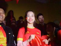 CĐV Hà Nội đội mưa 'tiếp lửa' cho tuyển Việt Nam từ Hàng Đẫy