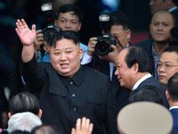 Ông Kim Jong Un lên đường về nước, chào tạm biệt người dân