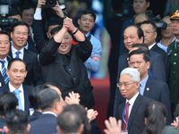 Ông Kim Jong Un lên đường về nước, chào tạm biệt người dân