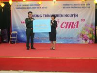 Chi đoàn Cục Tài chính tặng quà các em nhỏ khiếm thị