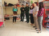 Chi đoàn Cục Tài chính tặng quà các em nhỏ khiếm thị