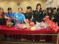 Chi đoàn Cục Tài chính tặng quà các em nhỏ khiếm thị