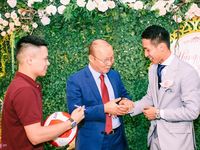 Thầy Park được 2 nhân viên bảo vệ theo sát tại lễ cưới Đỗ Hùng Dũng