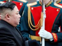 Ông Kim Jong Un mặc âu phục, bước xuống nhà ga vùng Viễn Đông của Nga
