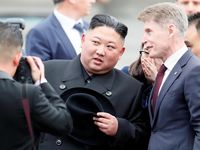 Ông Kim Jong Un mặc âu phục, bước xuống nhà ga vùng Viễn Đông của Nga