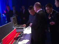 Thượng đỉnh Nga-Triều: Tổng thống Putin và Chủ tịch Kim tặng kiếm cho nhau
