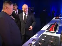 Thượng đỉnh Nga-Triều: Tổng thống Putin và Chủ tịch Kim tặng kiếm cho nhau