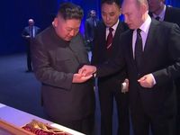 Thượng đỉnh Nga-Triều: Tổng thống Putin và Chủ tịch Kim tặng kiếm cho nhau