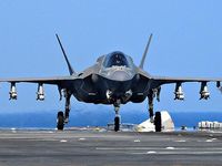 F-35 bay chế độ quái thú, ngửa bụng 'phô' dàn vũ khí, sẵn sàng tấn công Iran?