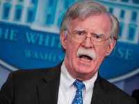 Tin ảnh: Ông Trump bị 'xua đuổi'