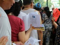 Người dân Thủ đô tấp nập đăng ký thẻ đi xe buýt miễn phí