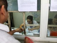 Người dân Thủ đô tấp nập đăng ký thẻ đi xe buýt miễn phí