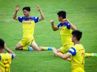 HLV Park Hang-seo ôm chầm huyền thoại Thái Lan sau 20 năm xa cách