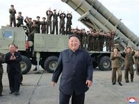Cận cảnh bệ phóng rocket đa nòng khổng lồ của Triều Tiên
