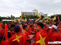 CĐV Việt Nam khoe sắc rộn ràng, sẵn sàng tiếp lửa thầy trò HLV Park Hang Seo