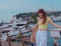 Minh Hằng trẻ trung ở tuổi 32 khi vô tình lọt ống kính người qua đường, nhưng đôi chân 'lực điền' mới gây chú ý