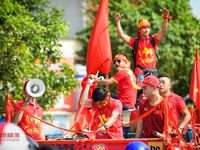 Nóng trước giờ G: Hàng ngàn CĐV diễu hành cổ vũ ĐTQG Việt Nam