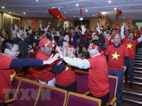 Cán bộ, nhân viên Ngoại giao cổ vũ U22 Việt Nam đá trận chung kết