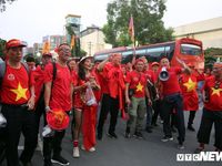 CĐV Việt Nam nhuộm đỏ đường vào sân chung kết bóng đá SEA Games 30