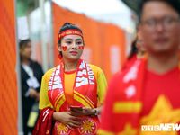 CĐV Việt Nam nhuộm đỏ đường vào sân chung kết bóng đá SEA Games 30